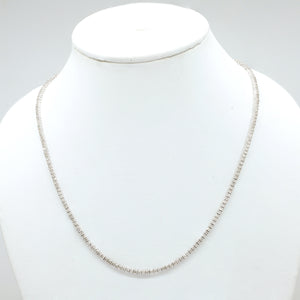 Collier en or blanc avec des diamants