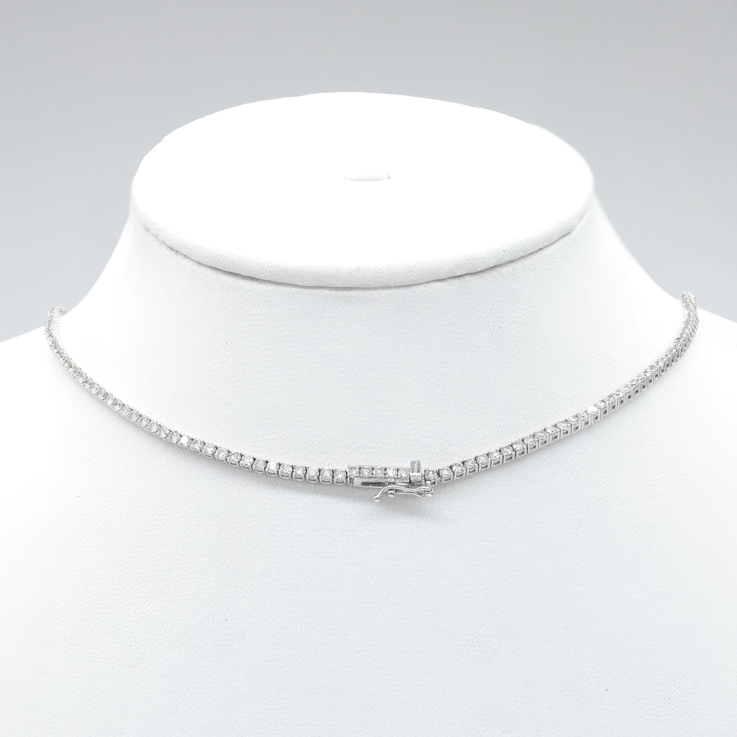 Collier en or blanc avec des diamants