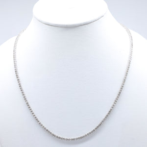 Collier en or blanc avec des diamants