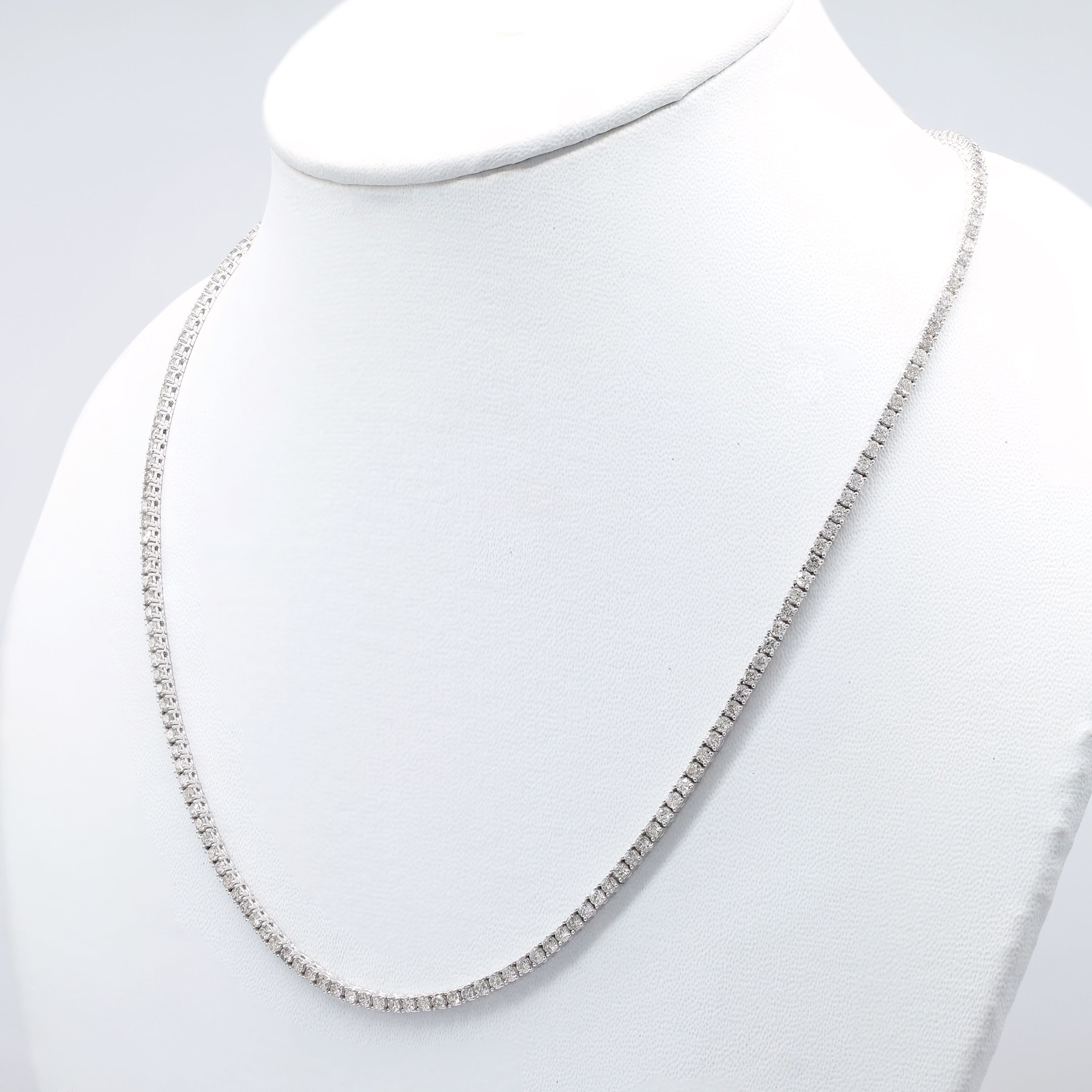 Collier en or blanc avec des diamants