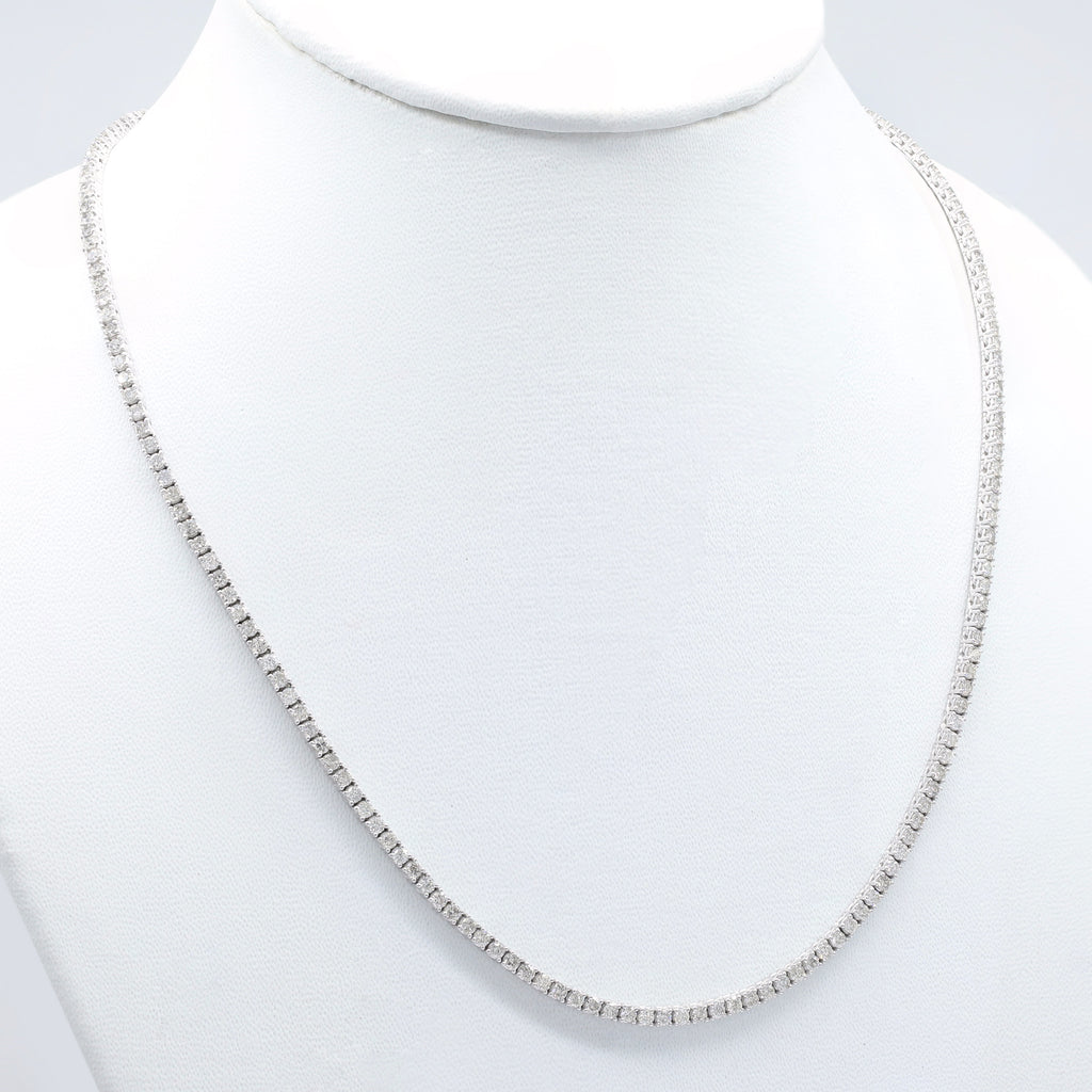 Collier en or blanc avec des diamants