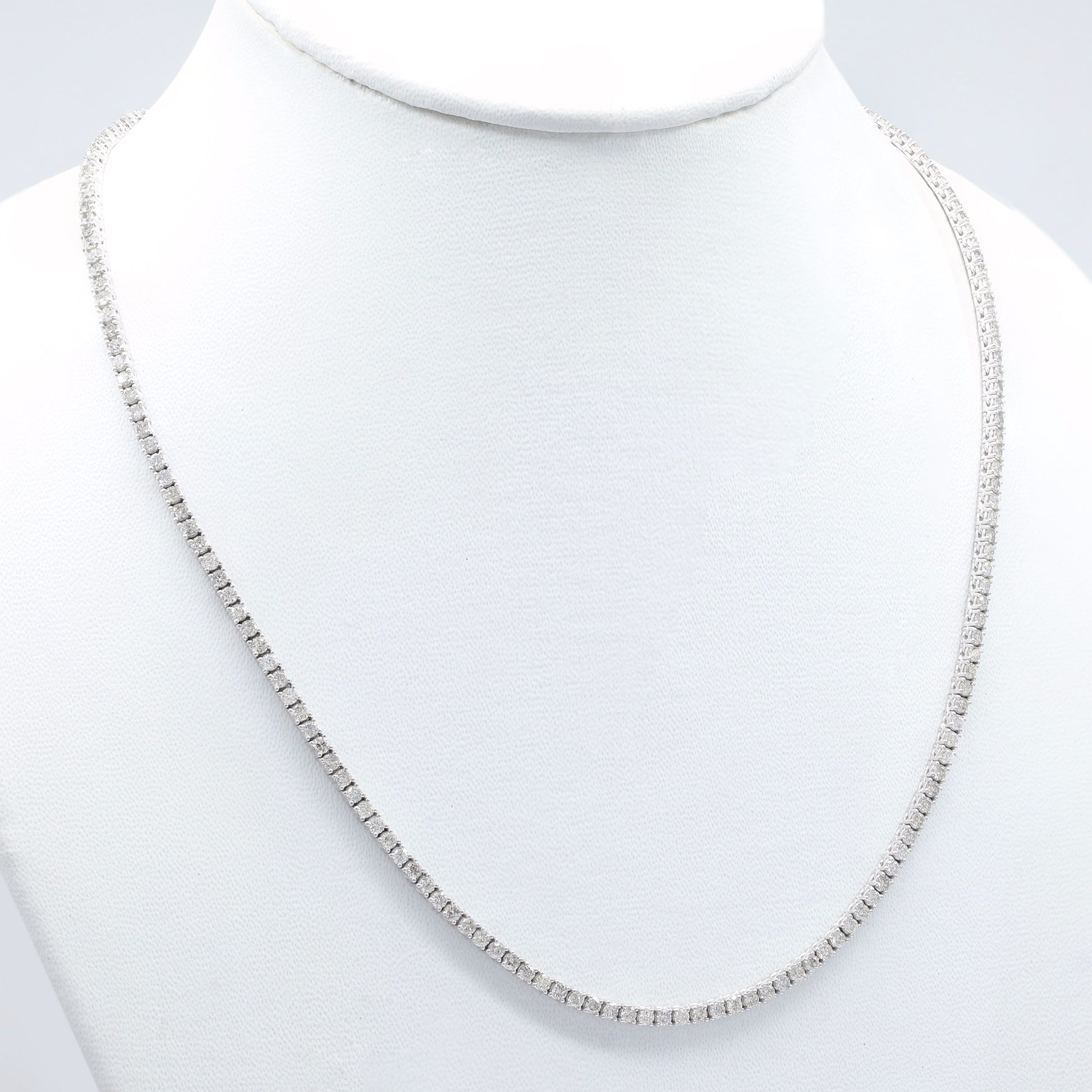 Collier en or blanc avec des diamants