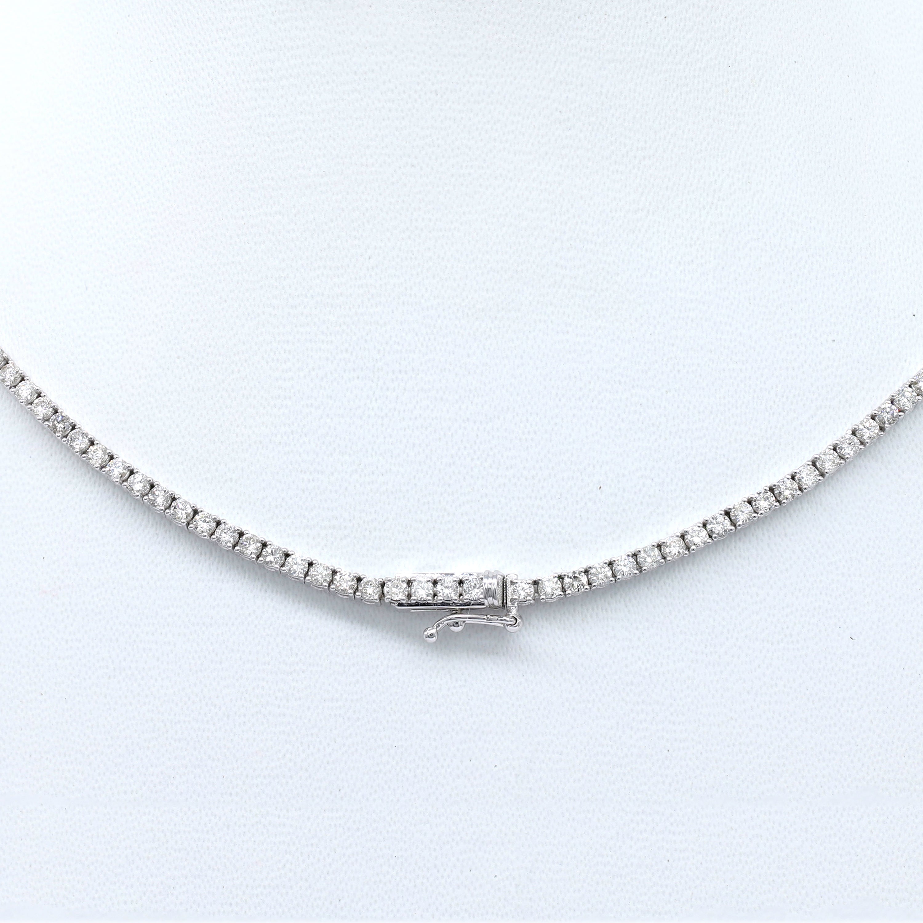 Collier en or blanc avec des diamants