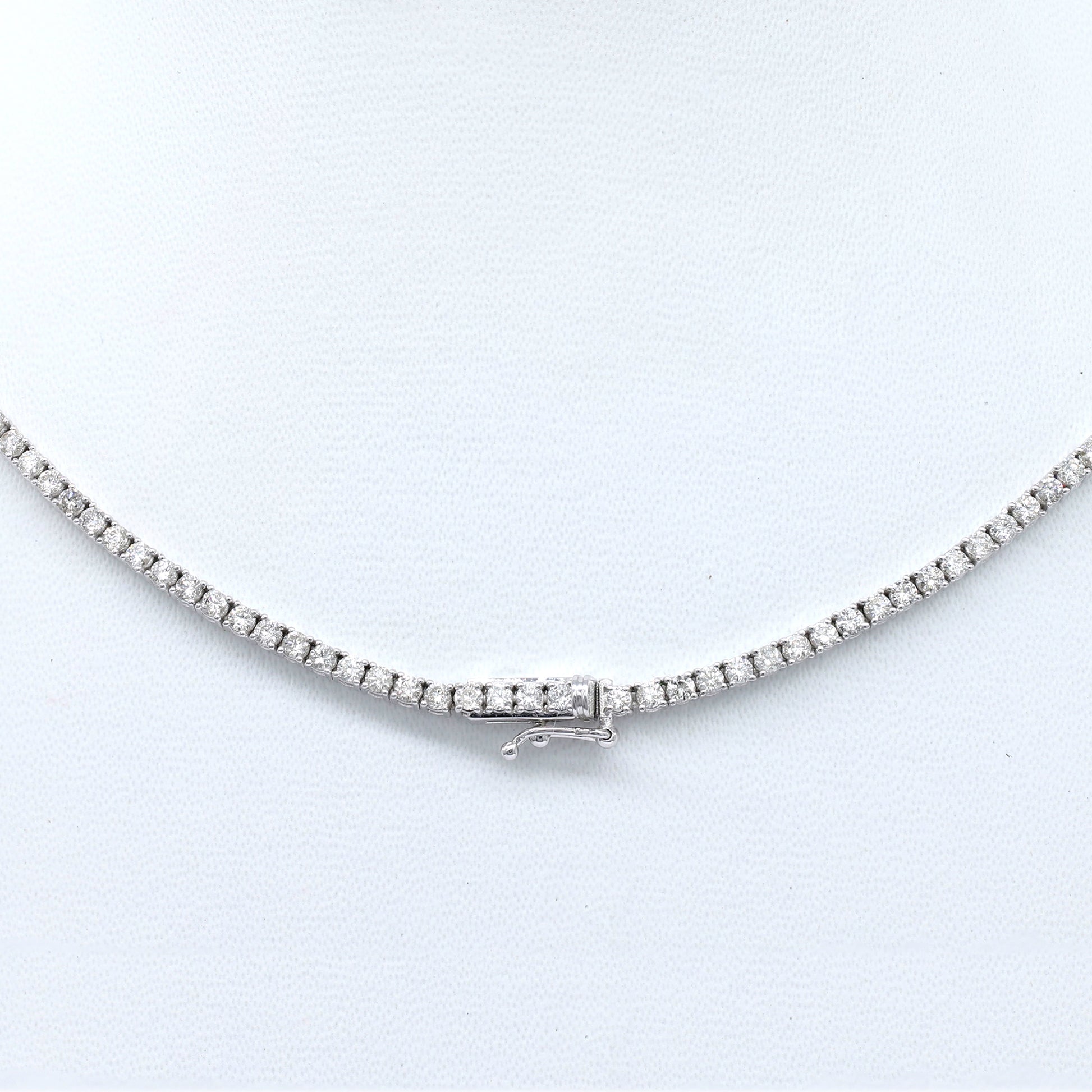 Collier en or blanc avec des diamants