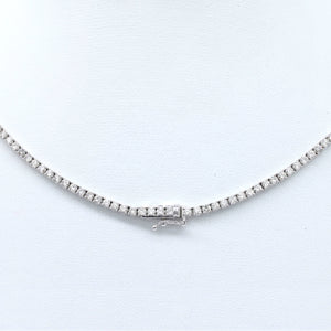 Collier en or blanc avec des diamants