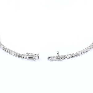 Collier en or blanc avec des diamants